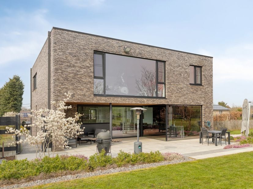 Exclusieve villa uit 2018 met panoramisch uitzicht<br />
<br />
Op een prachtige locatie met een weids en rustgevend uitzicht bevindt zich deze hoogwa