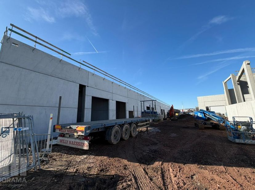 Unité PME neuve de 864&amp;nbsp;m² avec mezzanine de 283&amp;nbsp;m² à louer<br />
Excellente situation le long de la fréquentée Mechelsesteenweg (N26), avec