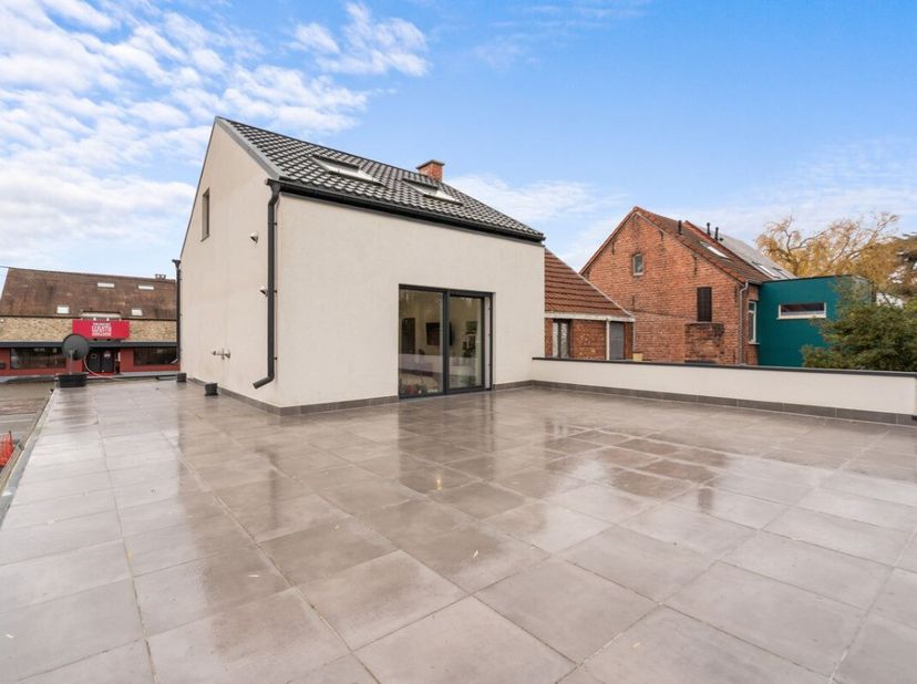 Te koop: volledig gerenoveerde, energiezuinige woning in Rotselaar, met ruime garage, sauna en een prachtige tuin. Deze charmante woning uit 1948 werd