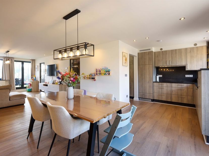 Verrassend ruim en energiezuinig appartement met 3 slaapkamers, terras én garagebox op gunstige locatie<br />
<br />
Omgeving:<br />
+ Centraal en