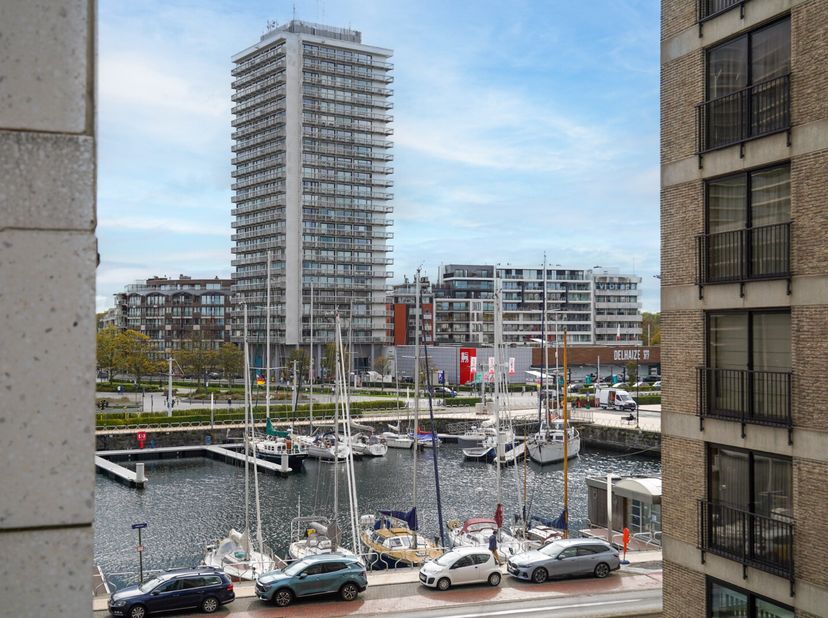 Dit ruime appartement, gelegen op de 3de verdieping in een kleinschalig gebouw met lift (slechts 1 appartement per verdieping), werd het afgelopen jaa