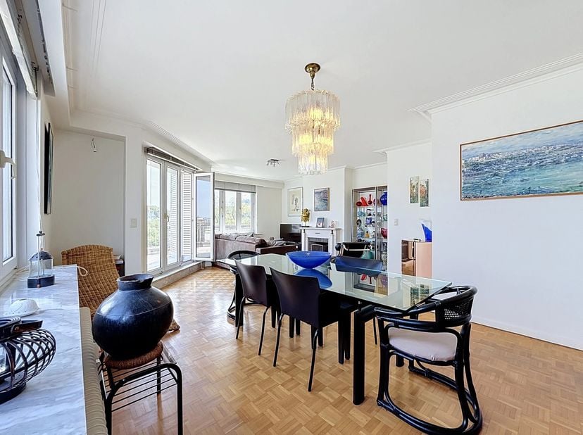 MOLENBEEK-SAINT-JEAN - REF: 87256624 - PENTHOUSE met 3 kamers, terras en garage!<br />
Hartverscheurend.<br />
Gelegen op de vijfde verdieping van een