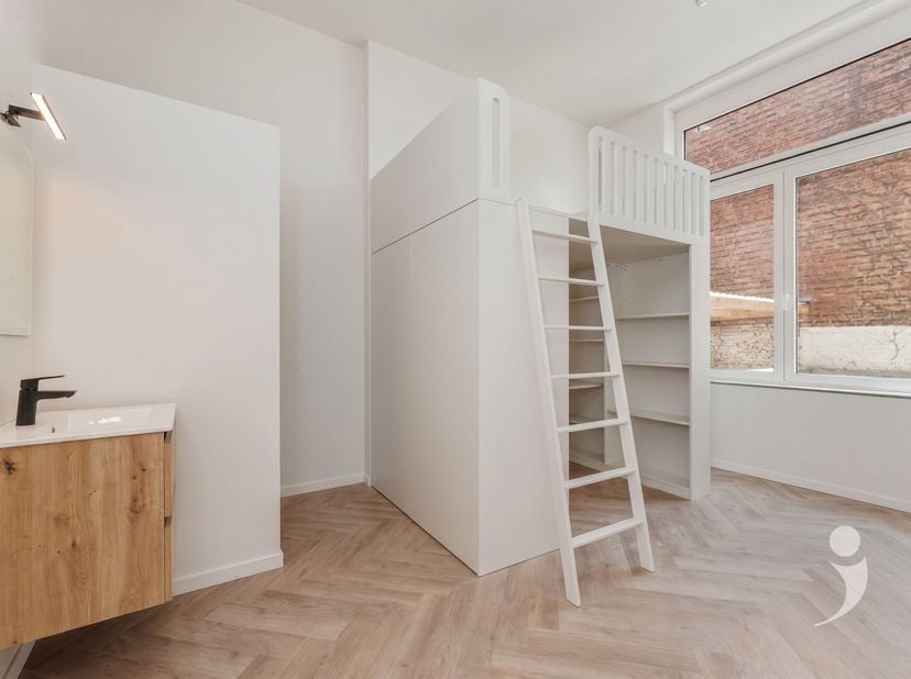 Ontdek deze moderne studentenkamer in een kwalitatief vernieuwbouwproject, gelegen aan de Vaartstraat in het hartje van Leuven. Het gebouw werd volled
