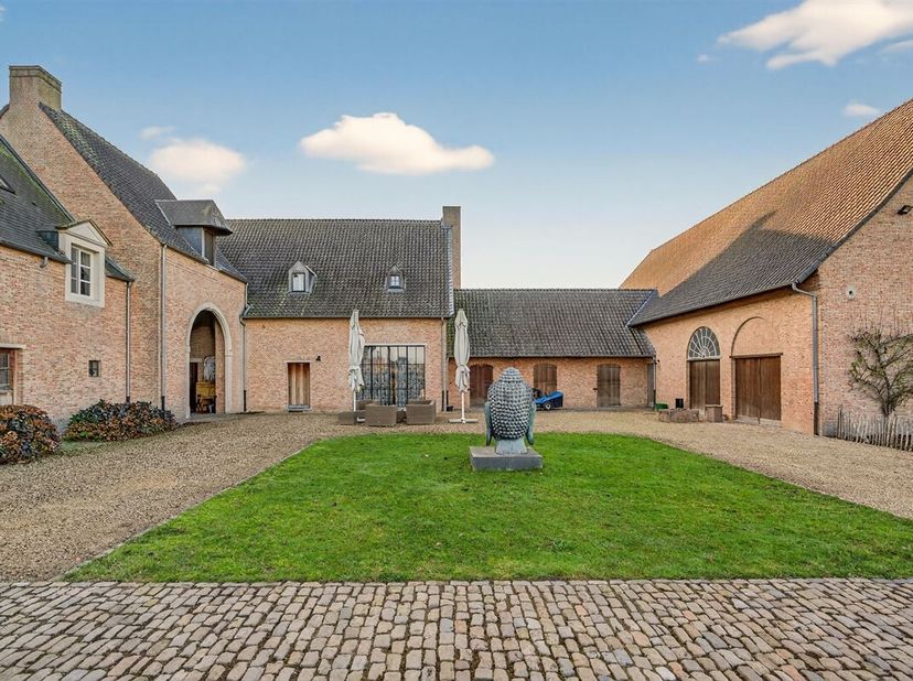 Cette propriété exceptionnelle située à Ravels, au coeur de la Campine du Nord, offre une tranquillité absolue, une grande intimité et une vue imprena