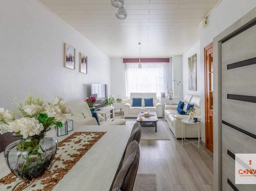 Deze woning is gelegen binnen de ring van Gent in de Brugse Poort en op fietsafstand van het historisch stadscentrum. Dankzij verschillende invalswege