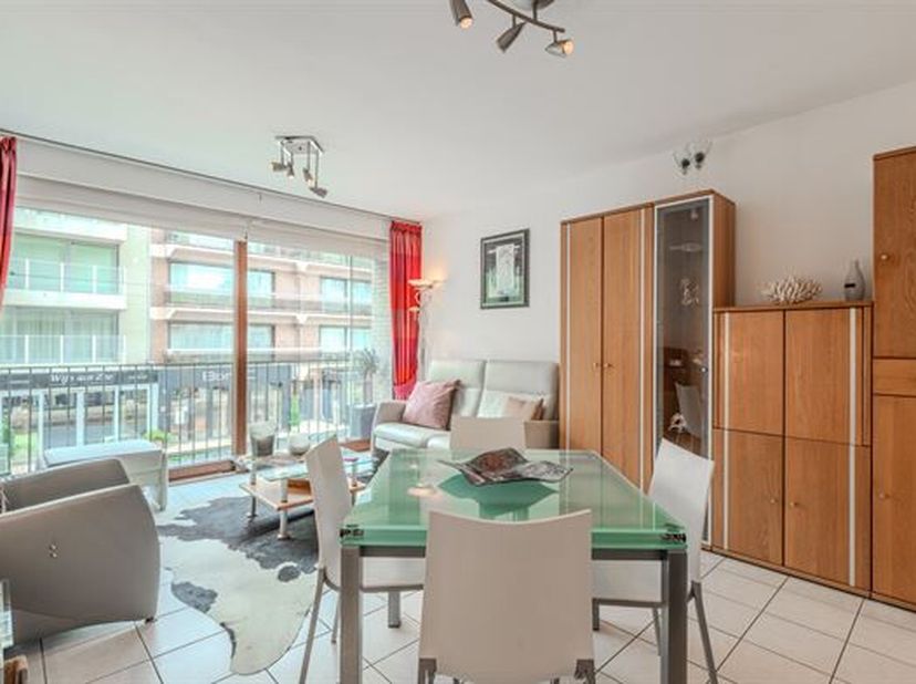 Modern en gunstig gelegen studio in centrum Middelkerke<br />
Het appartement beschikt over een ruim woonkamer-eetgedeelte met grote ramen die veel da