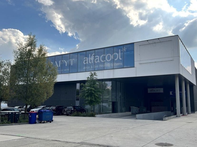 Entrepôt de 1003m² dans la phase II du projet PME Wildebeek - possibilité de location de bureaux meublés<br />
Emplacement : à 3km de la sortie E40<br