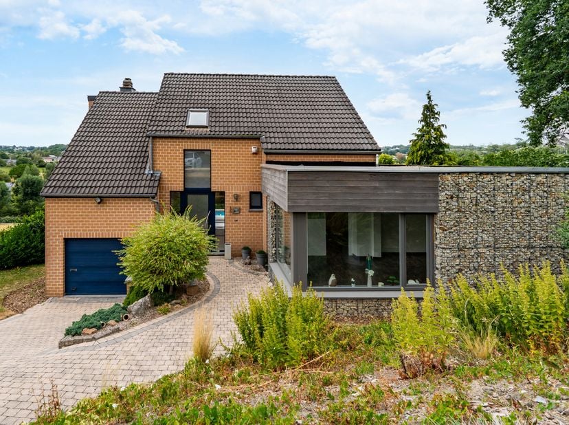 Villa 4 chambres avec vue exceptionnelle, piscine et espace profession libérale<br />
Située à Soumagne Vallée, cette villa construite en 2000 vous sé