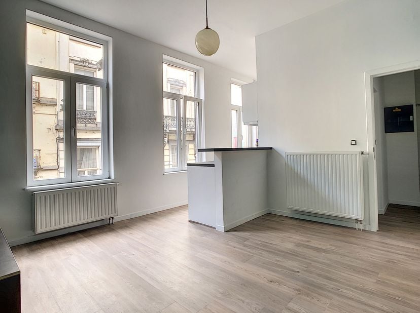 Vlakbij Place Blyckaert - Appartement met 1 slaapkamer + terras!<br />
We Invest biedt u dit mooie appartement aan, bestaande uit een inkomhal, een wo