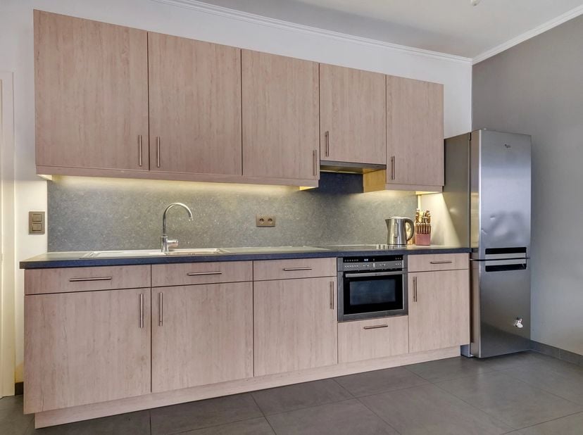 Nabij de Grote markt ligt dit instapklaar appartement.<br />
Naast een lichtrijke woonkamer vind je er een degelijke ingerichte keuken en een ruime sl