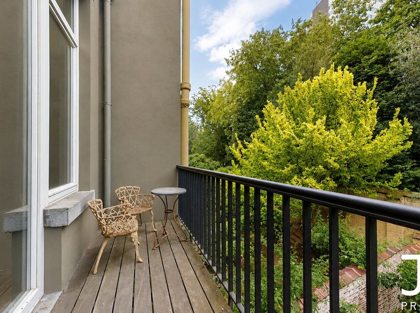 Op een steenworp van het Poelaertplein en de Kleine Zavel, tegenover het Egmontpark, bevindt zich dit prachtige luxeappartement op de eerste verdiepin