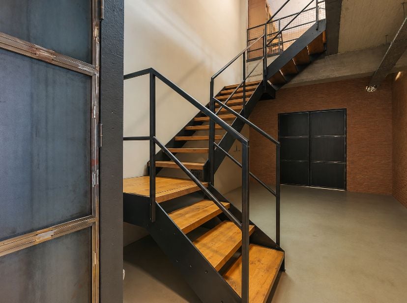 Centraal gelegen loft met 3 slaapkamers (meer mogelijk), garage voor 4 wagens, groot terras...(Energielabel A, elektriciteit goedgek...)<br />
Bruikba