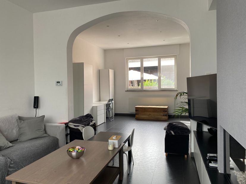 Sommige huizen moet je niet beschrijven… die moet je voelen zodra je ervoor staat.<br />
Achter deze karaktervolle gevel uit 1936 schuilt een woning d