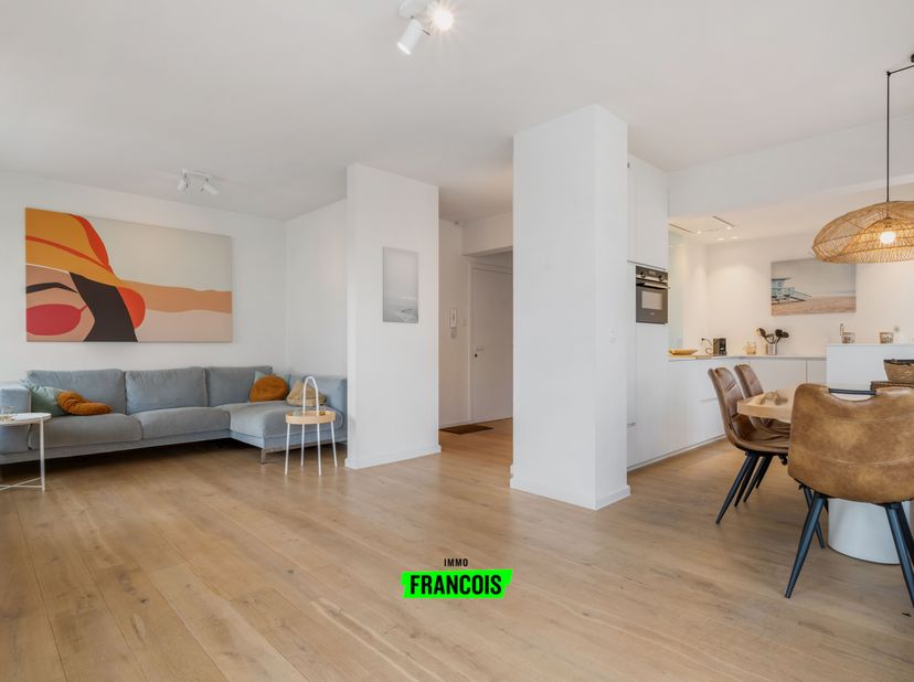 À un emplacement de premier choix à Mariakerke (Ostende), juste à l'angle de la digue, nous trouvons ce magnifique appartement entièrement rénové dans
