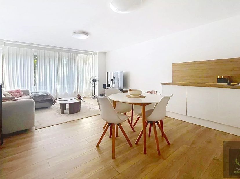 Situé au 1er étage d'un petit immeuble avec ascenseur, cet agréable appartement offre un cadre de vie confortable et fonctionnel à proximité des commo