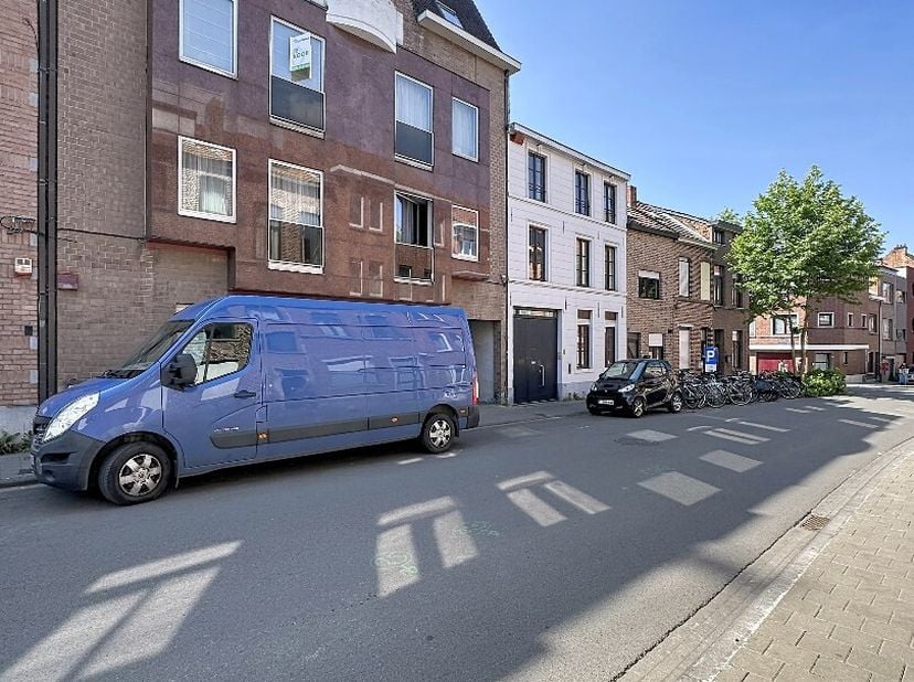 Dit appartement is gelegen op de 2de verdieping van een kleine residentie in het centrum van Leuven.<br />
Het appartement bestaat uit: lift - inkomha