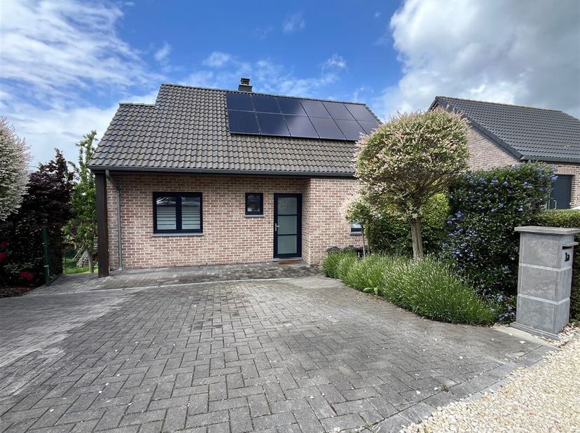 Très belle maison 4 façades avec jardin et grande cave située dans une rue paisible du village de Chapelle-à-Wattines, proche de toutes commodités.<br