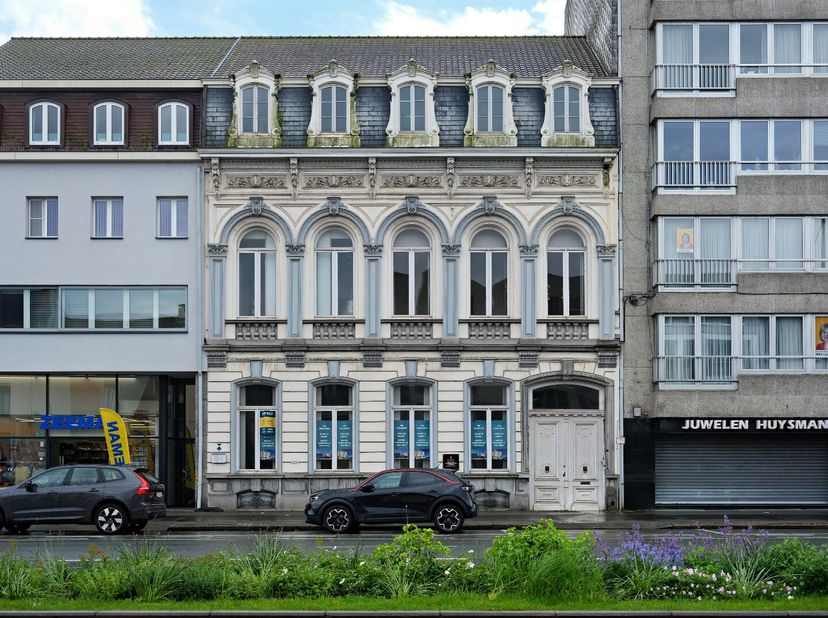Algemeen<br />
Dit karaktervolle gebouw, gelegen langs een belangrijke invalsweg naar het centrum van Eeklo, biedt een uitzonderlijke kans voor wie op