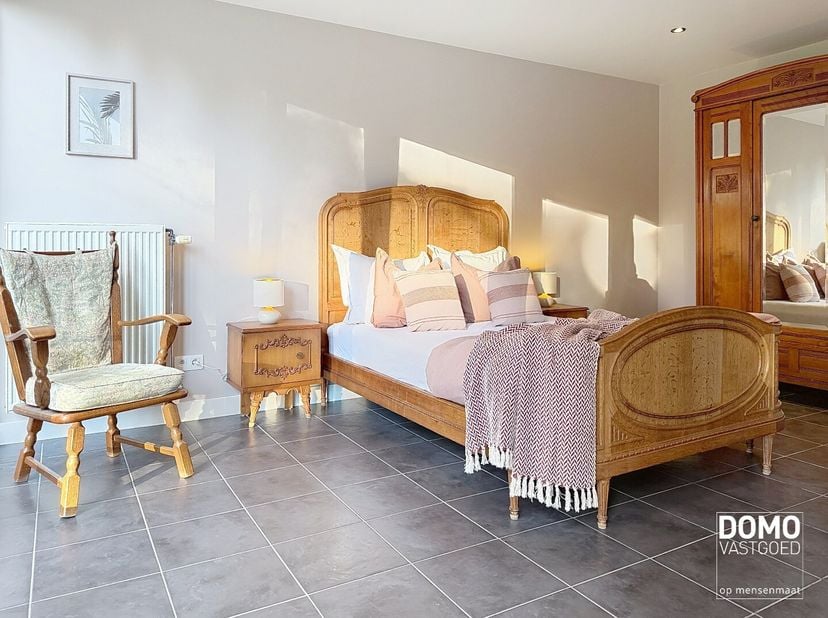 Deze GEMEUBELDE studio is gelegen te Stokrooie in een rustige en groene omgeving. De indeling is als volgt: leefruimte met eet- en slaapkamer in één g