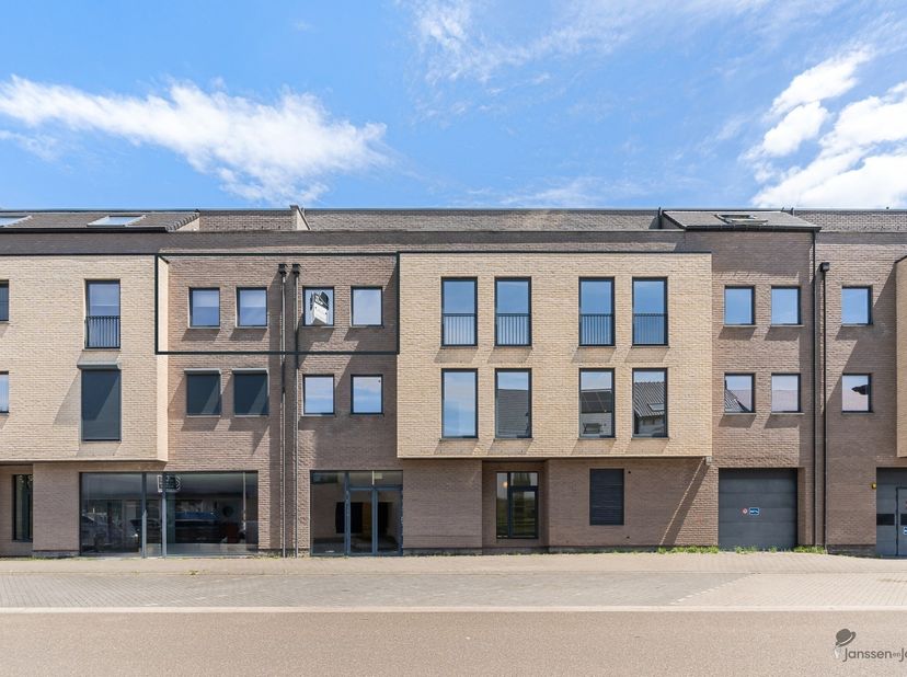Via de ruime inkomhal betreden we dit verzorgde en instapklare appartement met een bewoonbare oppervlakte van 103 m². De lichtrijke woonkamer vormt sa