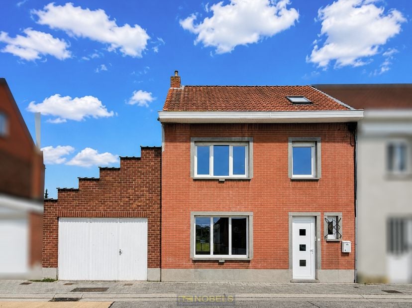 <br />
<br />
Goed onderhouden woning MET GARAGE en een GEZELLIGE TUIN in de DORPSKERN van ZINGEM . Deze gezinswoning combineert comfort, functionalit