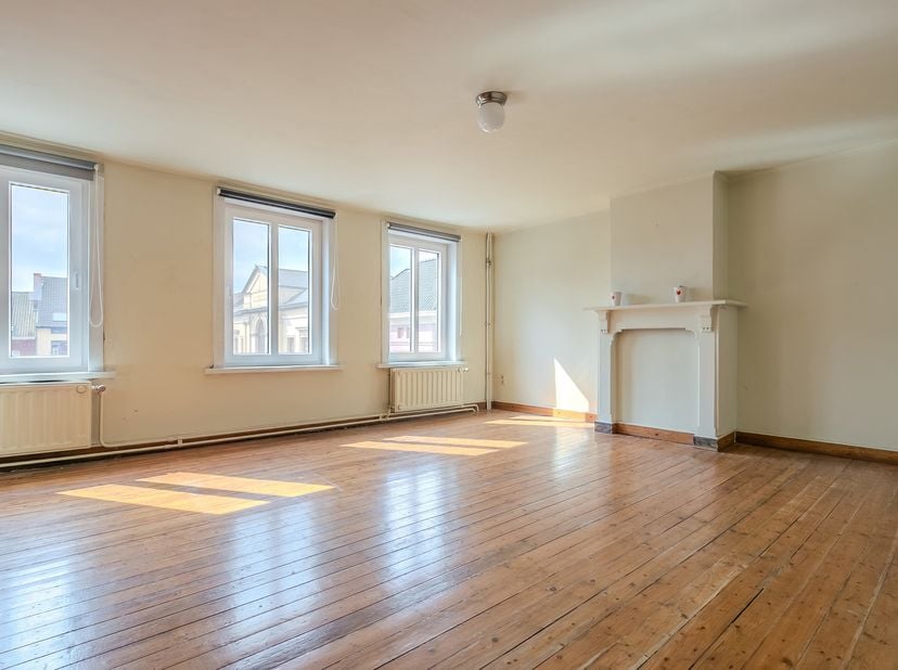Startprijs: €299.000<br />
Dit karaktervolle gebouw geniet van een uitstekende ligging vlak bij het bruisende centrum van Torhout. Winkels, scholen, o