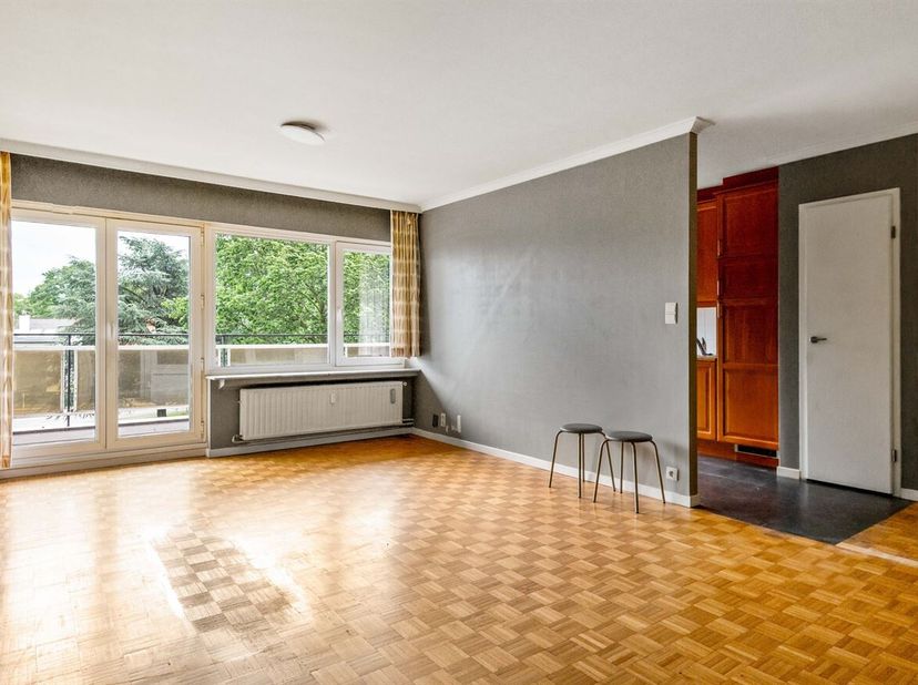 In het Koningin Fabiolapark te Sint-Niklaas bevindt zich dit verzorgd appartement op de tweede verdieping van blok 4. <br />
Via de inkomhal met ingeb