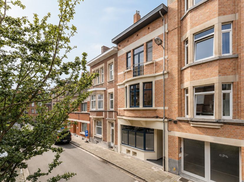 Achter deze karaktervolle gevel in de Jakob Heremansstraat, te midden van de gegeerde wijk 'Stationsbuurt-Noord' schuilt een verrassend ruime en veelz