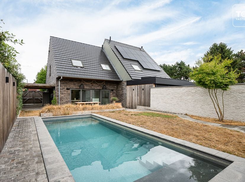 Deze jonge, instapklare en energiezuinige woning, gebouwd in 2015 en voorzien van EPC A, is gelegen in een rustige, doodlopende straat in Belzele (Eve
