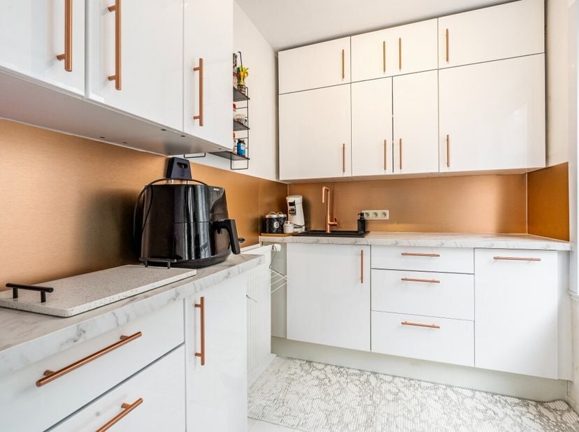 Studio rénové au centre de Nieuport, à quelques pas de la plage. Cet appartement chaleureux combine une situation centrale avec le confort dune rénova