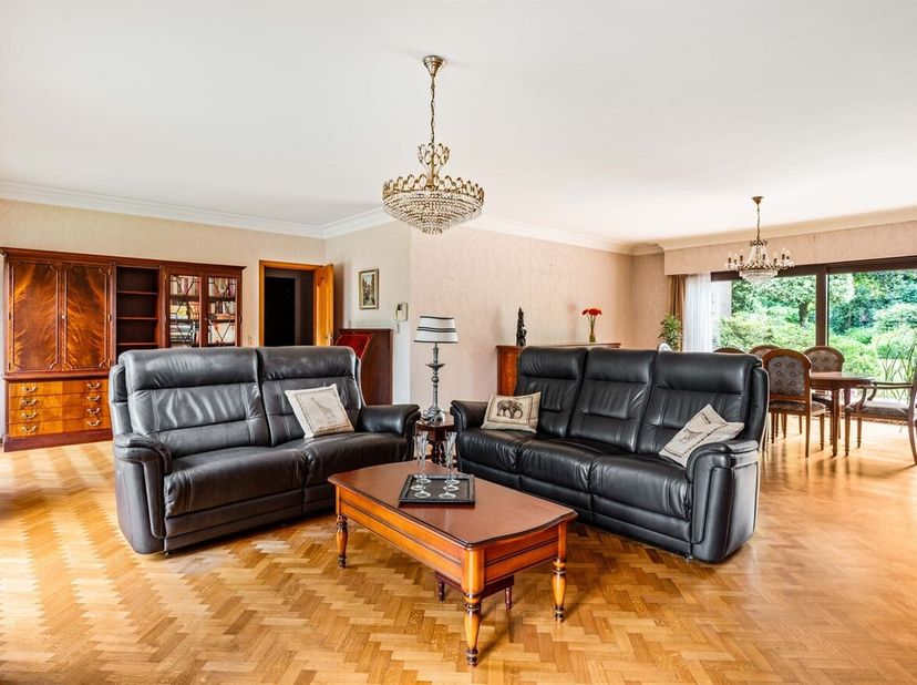 Cette maison des années 1980 combine une disposition spacieuse avec un emplacement central et tranquille près de toutes les commodités à Wommelgem.<br