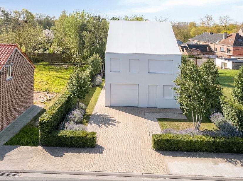 Vous rêvez d’une vie au calme, entourée de verdure ? Ce terrain à bâtir pour construction situé dans le cadre rural de Waarbeke offre une opportunité