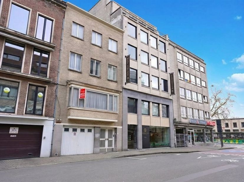 Spacieuse maison de ville à rénover située au cœur de la ville où espace, potentiel et caractère se conjuguent à merveille.<br />
Cette maison à réno