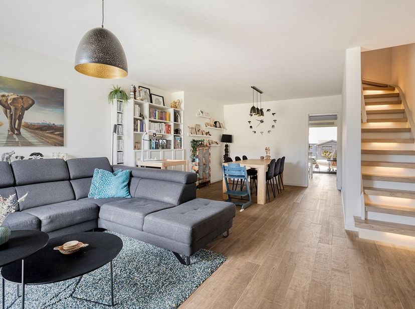 Deze gerenoveerde 2-gevel woning met tuin en garage in het rustige verkeersluwe wijkje Weesbeekdal te Erps-Kwerps heeft heel wat troeven.<br />
Eens w