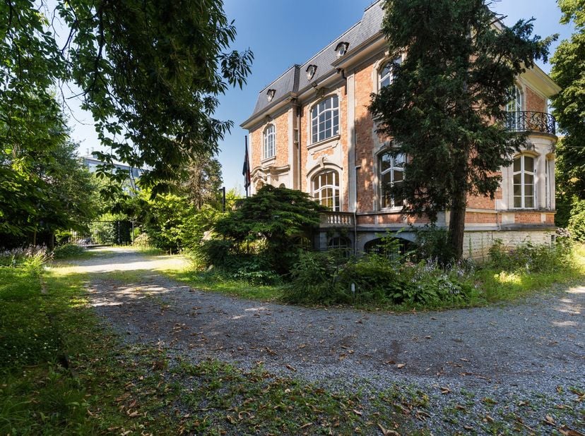 BRUXELLES-VILLE – Quartier Franklin Roosevelt, à deux pas du Bois de la Cambre, élégant hôtel particulier de style Beaux-Arts développant plus de 1.00