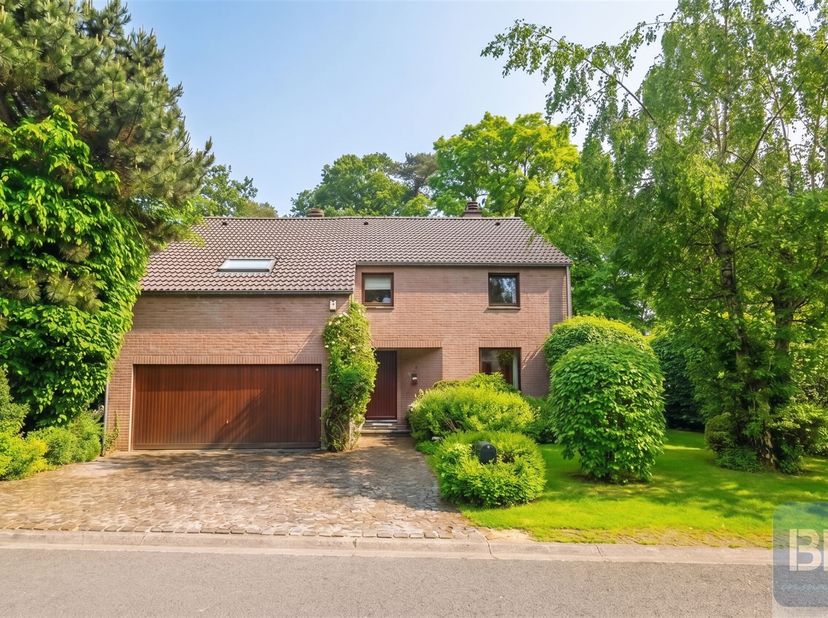 ****OPTION****<br />
Située dans le lotissement du Bois de Chevreuils proche du centre de Beaufays, calme et verdoyant, une magnifique villa de quatr