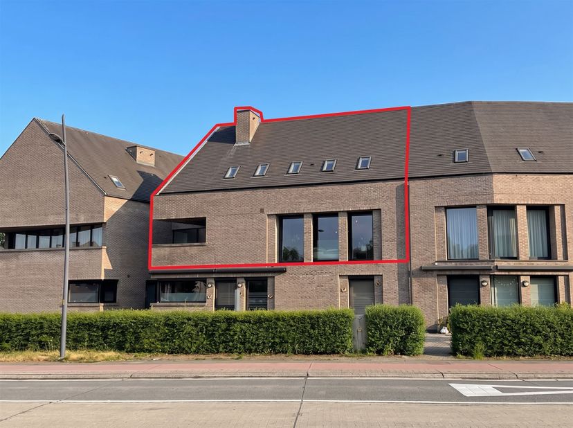 Op zoek naar een ruim en instapklaar duplex appartement op topligging? Dit prachtige appartement in het centrum van Herselt combineert ruimte, comfort