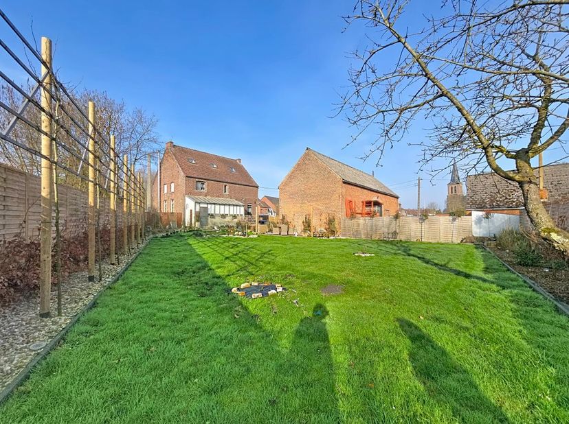 Située à Ligne, à environ 5km du centre d’Ath, cette maison pleine de charme vous séduira par ses surfaces et son cachet indéniable. Implantée sur une