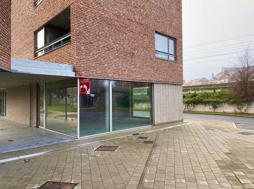 Deze nieuwbouw kantoorruimte van ongeveer 130 m² biedt een moderne en professionele omgeving voor wie op zoek is naar een kwaliteitsvolle plek om een