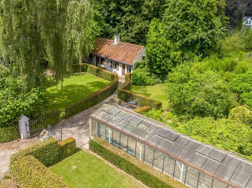 Ontdek deze charmante fermette, gelegen in het rustige en groene Vinderhoute, op een perceel van maar liefst 1.600 m². Zowel landelijk gelegen nabij o