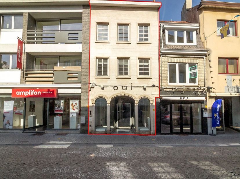 Instapklaar HANDELSPAND in het centrum van Sint-Truiden.<br />
Het pand is niet verhuurd.<br />
EPC label C.<br />
Alle foto’s, virtueel bezoek, attes