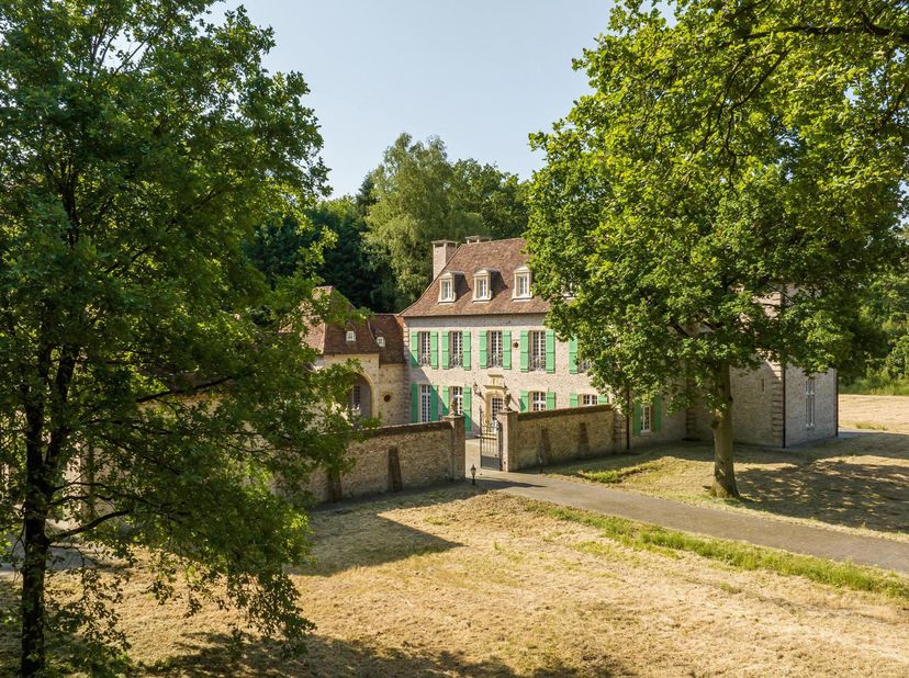 Perfecte woonst voor praktijk aan huis. Inwonend personeel of kangoeroe/zorg wonen in absolute privacy!<br />
Perigordijnse architectuur met binnenkoe