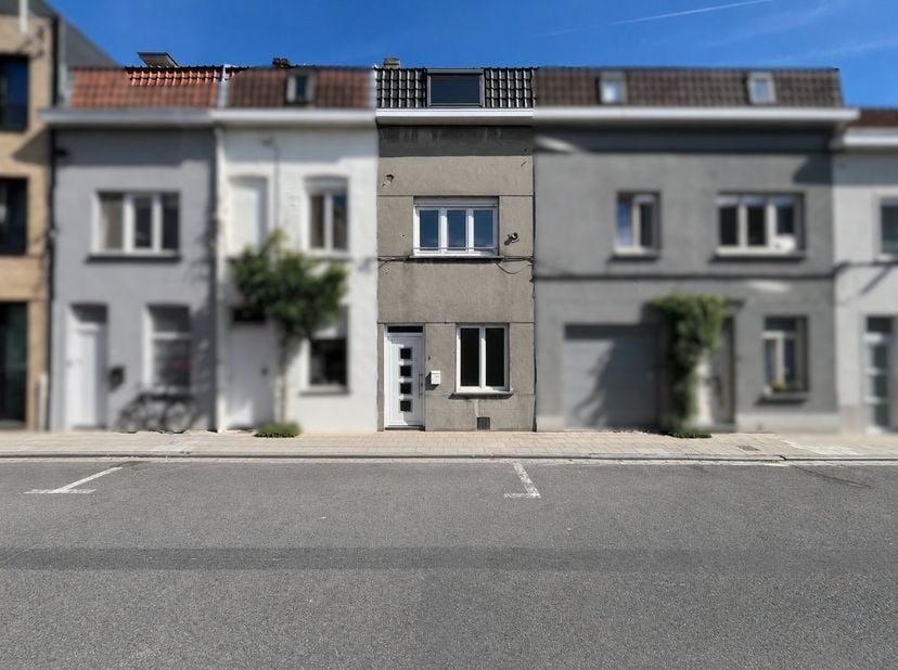 VANAF €195.000<br />
<br />
Deze gezinswoning is gelegen in de Wagenmakerstraat in Kortrijk, op wandelafstand van het centrum. Winkels, scholen, horec