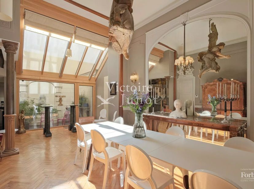 Ideaal gelegen vlakbij Stéphanieplein, dit elegante volledig gerenoveerde herenhuis met bijzondere aandacht voor erfgoedbehoud en herontwikkeling, met