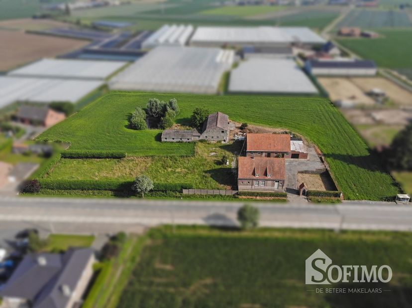 Landelijke hoeve op 11.460,75 m² met vergunde functiewijziging en tal van mogelijkheden<br />
<br />
In het landelijke Langemark-Poelkapelle bevindt