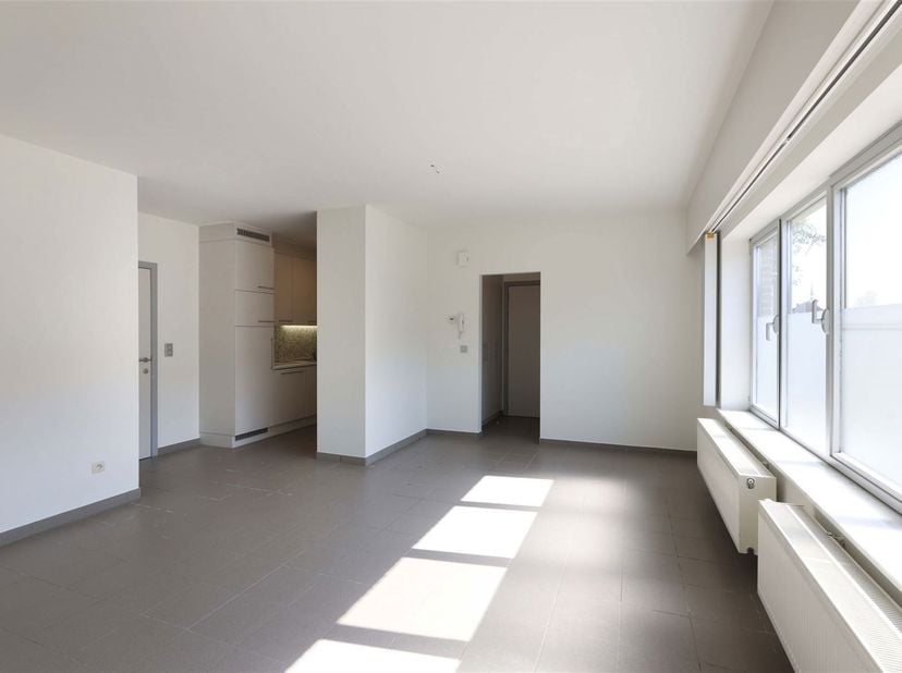 Bent u op zoek naar een verzorgd en instapklaar appartement op een gunstige locatie in Beringen? Dan is dit mooie appartement aan Commelo 8 zeker een