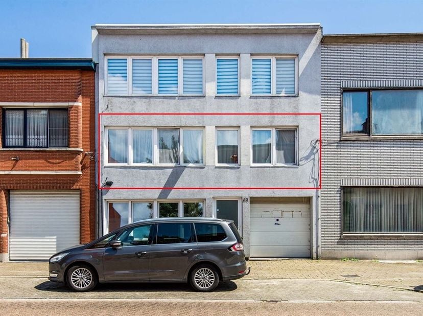 Dit appartement is gelegen op de eerste verdieping van een kleischalig gebouw zonder lift op de Jozef Reusenslei te Borsbeek. Het bevindt zich op een