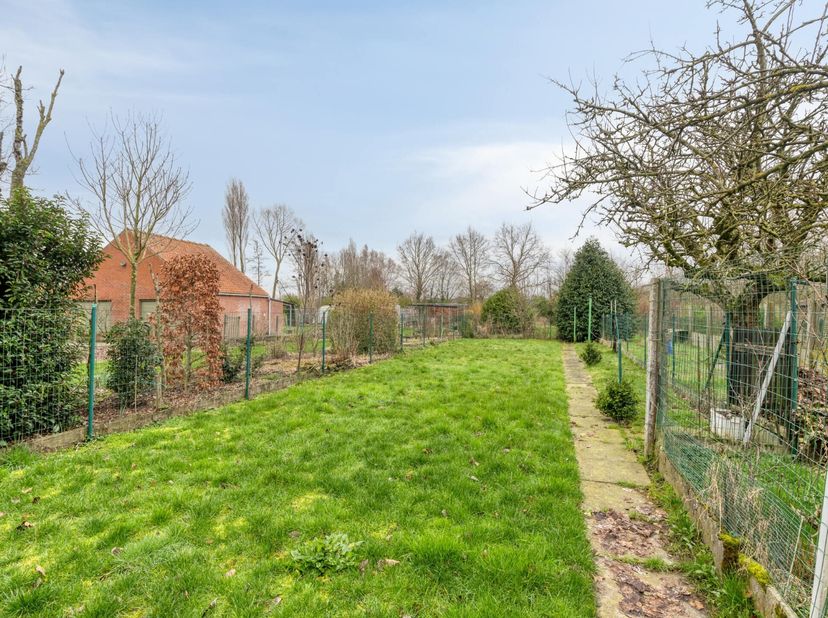 Langs de Sint Jansstraat, de baan tussen Staden en Sleihage, bieden we u deze interessante, ruime en polyvalente woning met 3 slaapkamers aan. Centraa