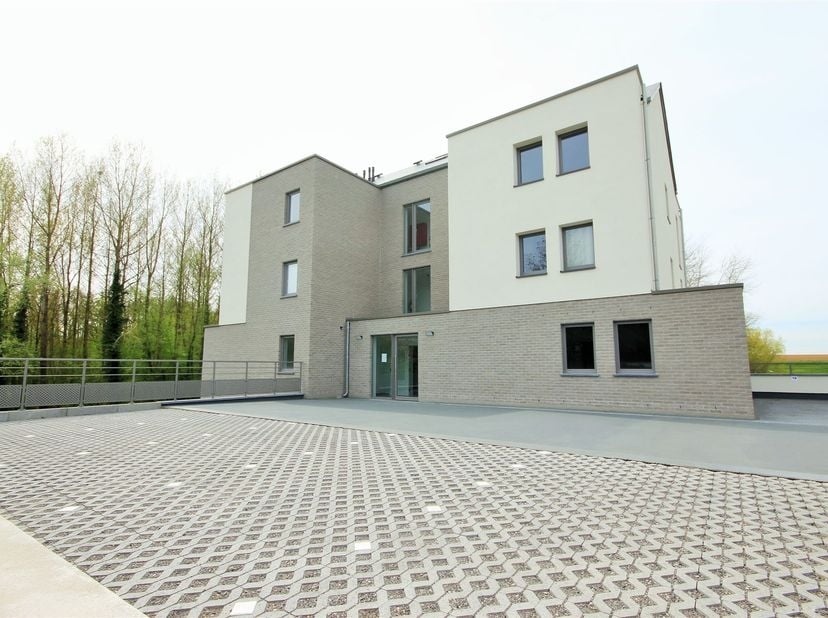 Superbe appartement 2 chambres avec ascenseur, se trouve dans un nouvelle immeuble dans le centre de Mettet, proche de toutes commodités. <br />
<br