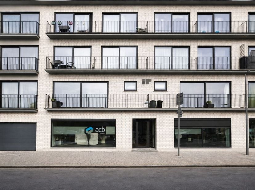 Appartement situé en centre-ville, au deuxième étage<br />
Situation : <br />
Situé en centre-ville, à quelques pas des commerces, des écoles et des t